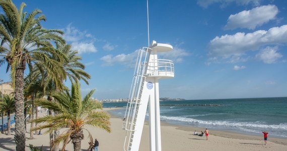 46-letni Polak zginął u brzegów popularnej hiszpańskiej plaży La Roqueta po tym, jak próbował ratować tonących wczasowiczów. Plaża, na której doszło do tragedii, leży w miejscowości Guardamar del Segura, na wschodzie Hiszpanii.