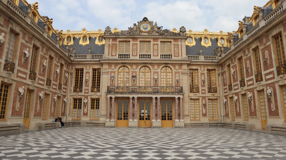 W Pałacu Wersalskim na przedmieściach Paryża wybuchł we wtorek pożar. Konieczna była ewakuacja. 