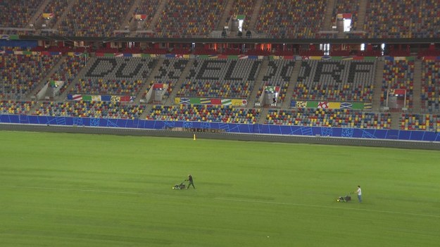 zut oka na stadion Merkur Spiel-Arena drużyny Fortuna Dusseldorf przed UEFA Euro 2024 – stadion, na którym rozegrane zostaną pięć meczów podczas całego turnieju.

Na arenie odbędą się trzy mecze grupowe: Austria z Francją, Słowacja z Ukrainą i Albania z Hiszpanią.

Następnie rozegrana zostanie mecz 1/16 i jeden z ćwierćfinałów.