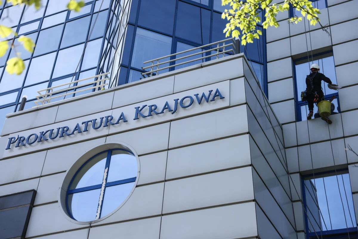 Prokurator przedstawił podejrzanym Urszuli D. i Karolinie K. nowe i uzupełnione zarzuty w śledztwie dotyczącym nieprawidłowości w Funduszu Sprawiedliwości - poinformowała Prokuratura Krajowa. Ponadto prokurator zawnioskował o przedłużenie wobec nich tymczasowego aresztowania.