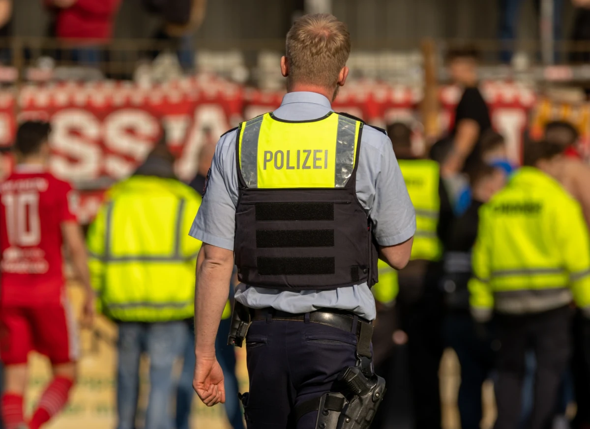 Niemiecka policja uważa, że grupa licząca do 500 serbskich chuliganów będzie próbowała wywołać przemoc w Gelsenkirchen podczas niedzielnego meczu z Anglią w piłkarskim Euro. Prewencyjnie ponad 1600 kibiców z Wysp Brytyjskich zostało zmuszonych do zdeponowania paszportów - donosi "The Guardian".