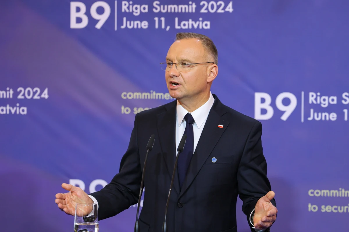 Oficjalne zaproszenie Ukrainy do NATO jest „konieczne”. Taką myśl przekazał prezydent Andrzej Duda, obecny na spotkaniu państw Bukaresztańskiej Dziewiątki (B9) w Rydze. Prezydent Polski mówił, że jednym z priorytetów naszego kraju na lipcowym szczycie Sojuszu będzie realizacja euroatlantyckich ambicji Ukrainy.  