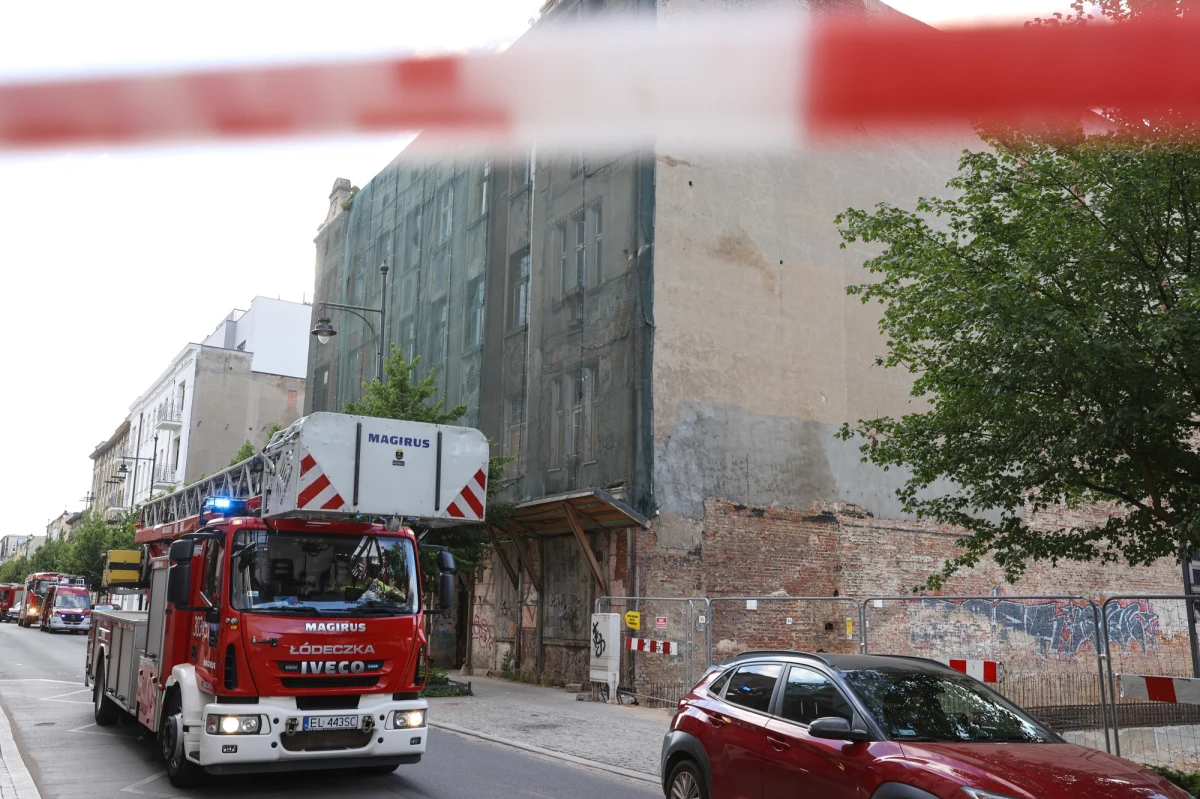 Na ul. Nawrot w Łodzi zawaliła się część opustoszałej kamienicy. Na miejscu było osiem zastępów straży pożarnej. Ratownicy z psami przeszukali rumowisko.