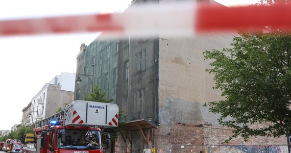 Na ul. Nawrot w Łodzi zawaliła się część opustoszałej kamienicy. Na miejscu było osiem zastępów straży pożarnej. Ratownicy z psami przeszukali rumowisko.