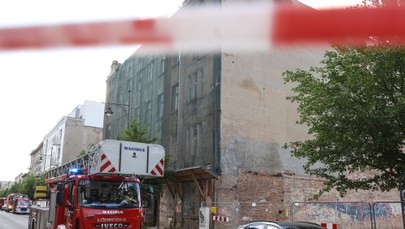 Runęła część opustoszałej kamienicy w Łodzi