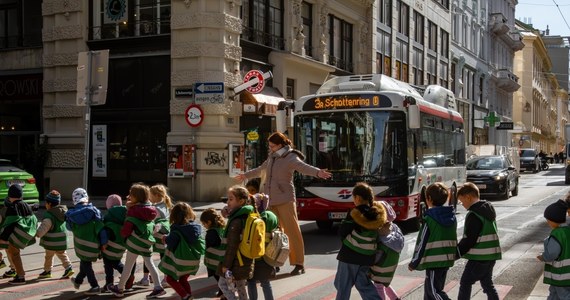 35 proc. uczniów wiedeńskich szkół podstawowych stanowią muzułmanie. Tworzą oni największą grupę religijną w stolicy Austrii - wynika z badań lokalnych władz oświatowych. Władze samorządowe chcą zastąpienia lekcji religii obowiązkowym przedmiotem o nazwie „Życie w demokracji”.