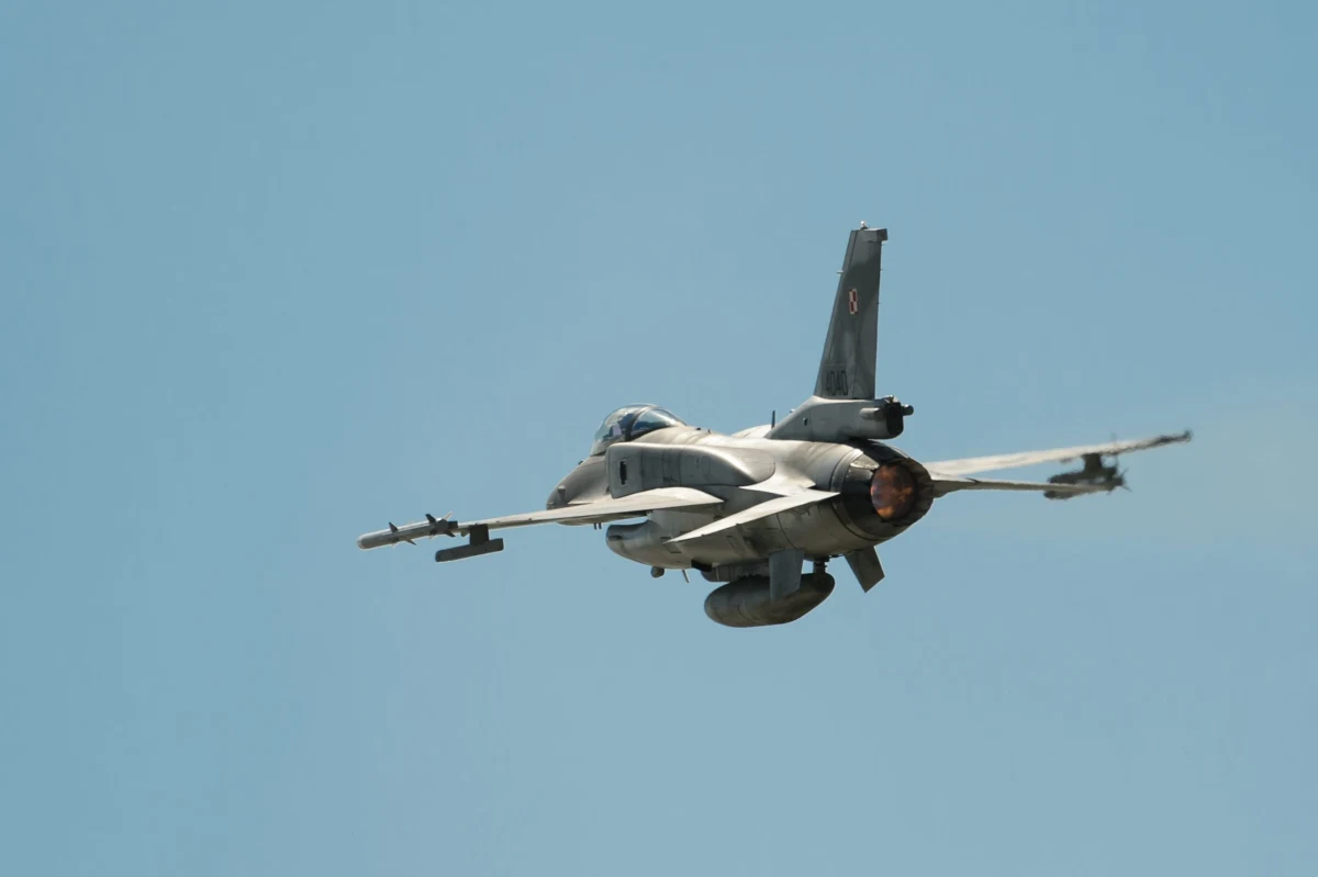 To była niespokojna noc w Ukrainie, bo Rosjanie znów zaatakowali za pomocą pocisków manewrujących i dronów uderzeniowych cele w tym kraju. W całej Ukrainie, m.in. w Kijowie, ogłoszono w nocy alarm powietrzny. W związku z atakiem poderwano polskie i sojusznicze samoloty bojowe. Maszyny wróciły już do swoich baz.