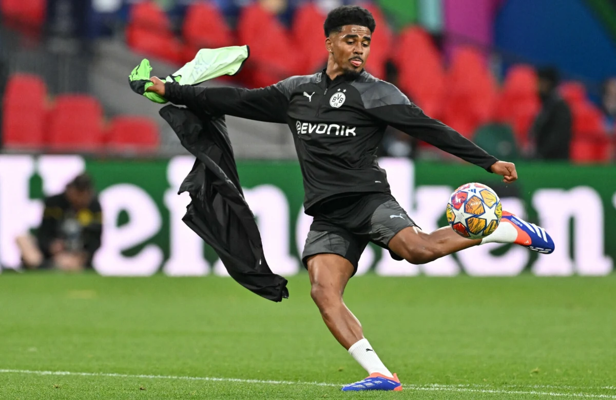 ​Holender Ian Maatsen, który został w poniedziałek dodatkowo powołany do reprezentacji tego kraju na mistrzostwa Europy w Niemczech, dotarł na zgrupowanie w Wolfsburgu prosto z urlopu i... bez butów. Z pomocą przyszedł jego ojciec, który przywiózł mu je autem.