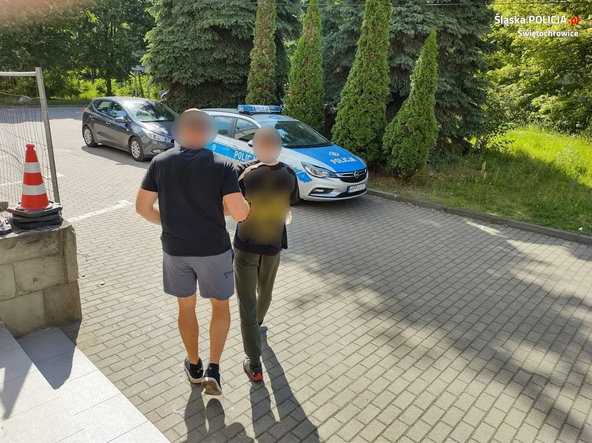 Groził własnemu ojcu odebraniem życia, ubliżał mu, a pod koniec maja związał go, polewał zimną wodą i zamknął w piwnicy. Policjanci zatrzymali 24-latka ze Świętochłowic, który odpowie za znęcanie się nad bliskim ze szczególnym okrucieństwem i za uprawianie marihuany.