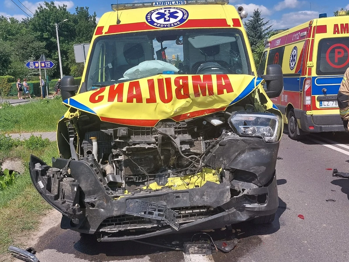 Cztery osoby zostały przewiezione do szpitala po zderzeniu karetki z samochodem, do którego doszło w miejscowości Płoskie w Lubelskiem. Droga krajowa nr 76 między Szczebrzeszynem a Zamościem jest zablokowana.