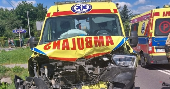 Cztery osoby zostały przewiezione do szpitala po zderzeniu karetki z samochodem, do którego doszło w miejscowości Płoskie w Lubelskiem. Droga krajowa nr 76 między Szczebrzeszynem a Zamościem jest zablokowana.