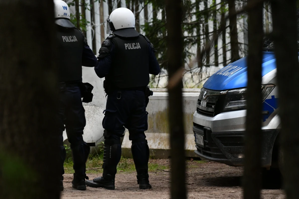 Minionej dobry migranci cztery razy obrzucali funkcjonariuszy policji kamieniami i konarami - dowiedział się reporter RMF FM. Żadnemu z mundurowych nic się nie stało, uszkodzone zostały jednak dwa radiowozy.