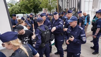 Policja weszła na teren Uniwersytetu Warszawskiego. Trwa demonstracja 