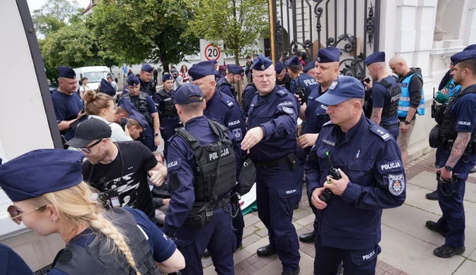 Policja weszła na teren Uniwersytetu Warszawskiego. Trwa demonstracja 