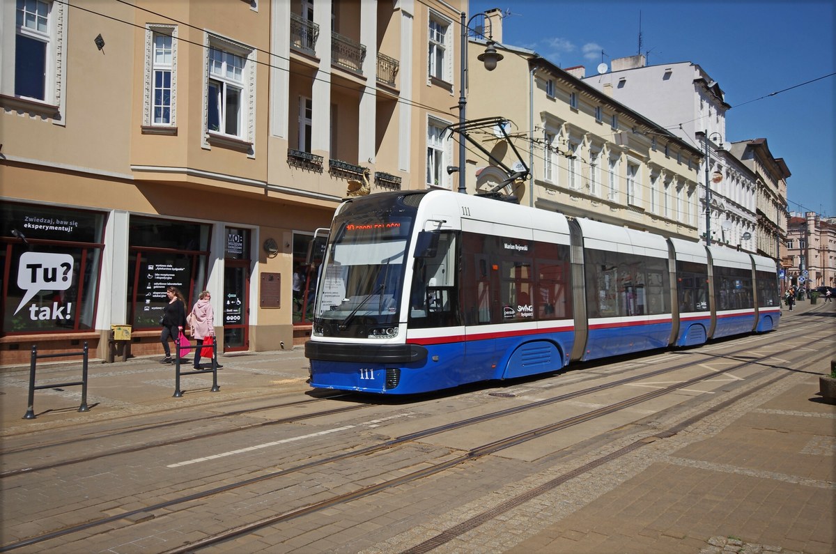 Trzy osoby, w tym 6-letnie dziecko, zostały przewiezione do szpitala po zderzeniu dwóch tramwajów w Bydgoszczy. W jednym byli pasażerowie, drugi jechał pusty.
