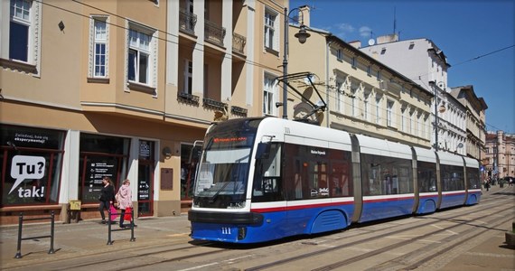 Trzy osoby, w tym 6-letnie dziecko, zostały przewiezione do szpitala po zderzeniu dwóch tramwajów w Bydgoszczy. W jednym byli pasażerowie, drugi jechał pusty.
