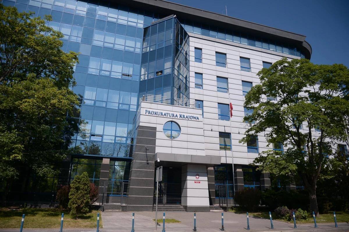 Jest śledztwo w sprawie podejrzenia wyrządzenia szkody wielkich rozmiarów w związku z remontem biurowca na potrzeby siedziby Prokuratury Krajowej - dowiedział się reporter RMF FM. Jak ujawniliśmy w Faktach, Najwyższa Izba Kontroli wykryła wiele nieprawidłowości w związku z tą inwestycją, zainicjowaną przez poprzednie kierownictwo resortu sprawiedliwości. To po raporcie NIK śledczy zajęli się sprawą.