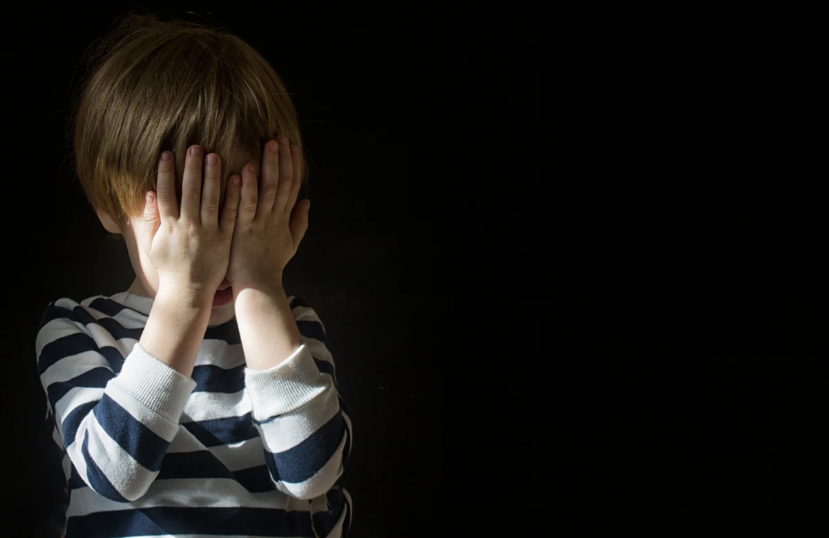 Nawet 12 lat więzienia grozi Marcinowi K. z Piekar Śląskich, którego prokuratura oskarżyła o fizyczne i psychiczne znęcanie się nad pozostającymi pod jego opieką dziećmi w wieku 4 i 7 lat. Mężczyzna został zatrzymany po tym, jak przedszkolanka zauważyła sińce u jednego z dzieci.

