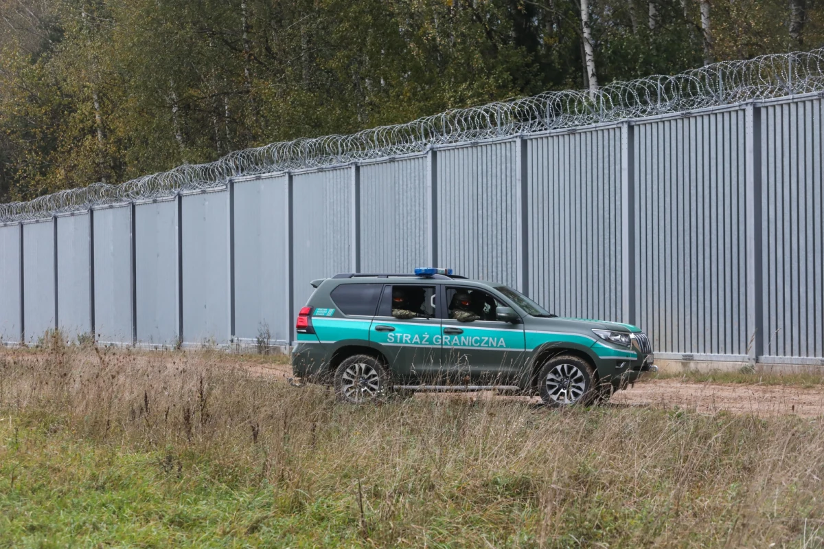 Minister Spraw Wewnętrznych i Administracji podpisał rozporządzenie w sprawie wprowadzenia czasowego zakazu przebywania na określonym obszarze w strefie nadgranicznej przyległej do granicy państwowej z Republiką Białorusi. Zgodnie z planem rządzących, strefa ma zacząć działać od jutra.