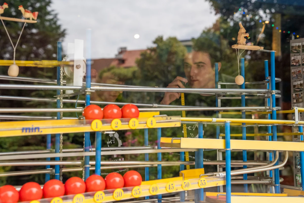 Szczeciński zegar kulkowy doczeka się ochrony. Studenci Zachodniopomorskiego Uniwersytetu Technologicznego mają przygotować gablotę, która zabezpieczy misterną konstrukcję. Zegar na początku maja został uszkodzony przez wandali, studenci chcą zaprojektować, zbudować i zamontować osłonę, by to się nie powtórzyło.