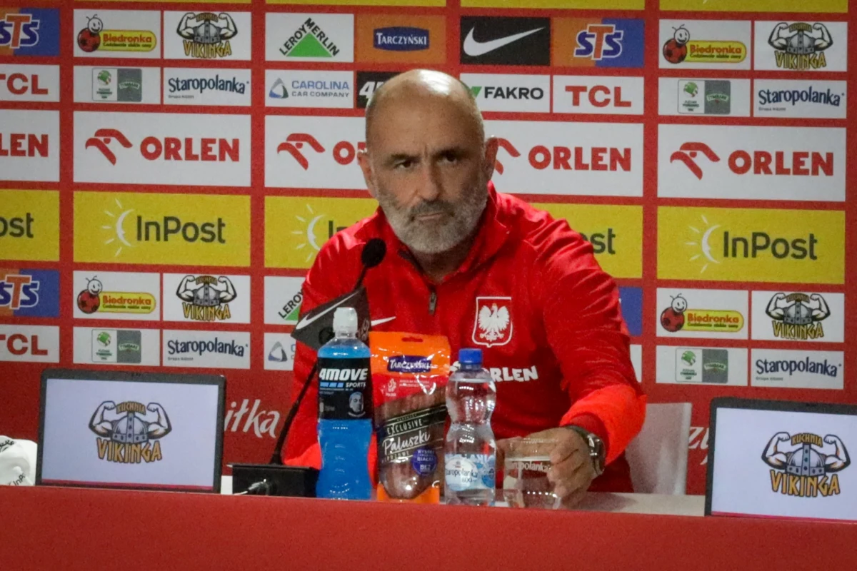 "Mam pełne zaufanie do sztabu medycznego. Oficjalne stanowisko było i nie ma innego" - tak o kontuzji Roberta Lewandowskiego mówił selekcjoner Michał Probierz podczas pierwszej konferencji prasowej reprezentacji Polski w Hanowerze. Po konferencji Biało-Czerwoni przeprowadzili pierwszy trening - otwarty dla kibiców. 