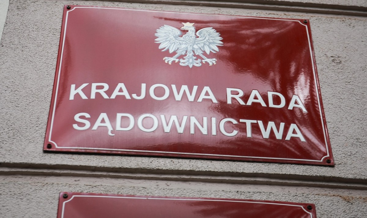 Prokuratura Krajowa poinformowała, że jej wydział spraw wewnętrznych wszczął śledztwo w sprawie 20 sędziów, członków Krajowej Rady Sądownictwa po 2017 roku. Zarzuca się im przekroczenie uprawnień i działanie na szkodę interesu publicznego.