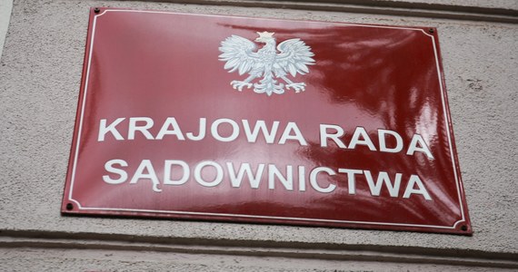 Prokuratura Krajowa poinformowała, że jej wydział spraw wewnętrznych wszczął śledztwo w sprawie 20 sędziów, członków Krajowej Rady Sądownictwa po 2017 roku. Zarzuca się im przekroczenie uprawnień i działanie na szkodę interesu publicznego.