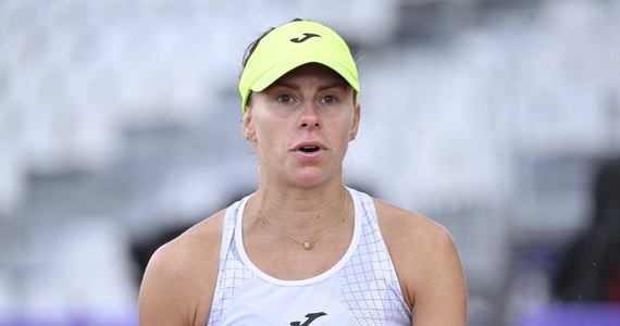 ​Magda Linette przegrała z Amerykanką Robin Montgomery 7:6 (7-4), 3:6, 5:7 w pierwszej rundzie turnieju tenisowego WTA 250 na trawiastych kortach w holenderskim 's-Hertogenbosch. Polka odpadła też w deblu, w którym jej partnerką była reprezentantka gospodarzy Arantxa Rus.