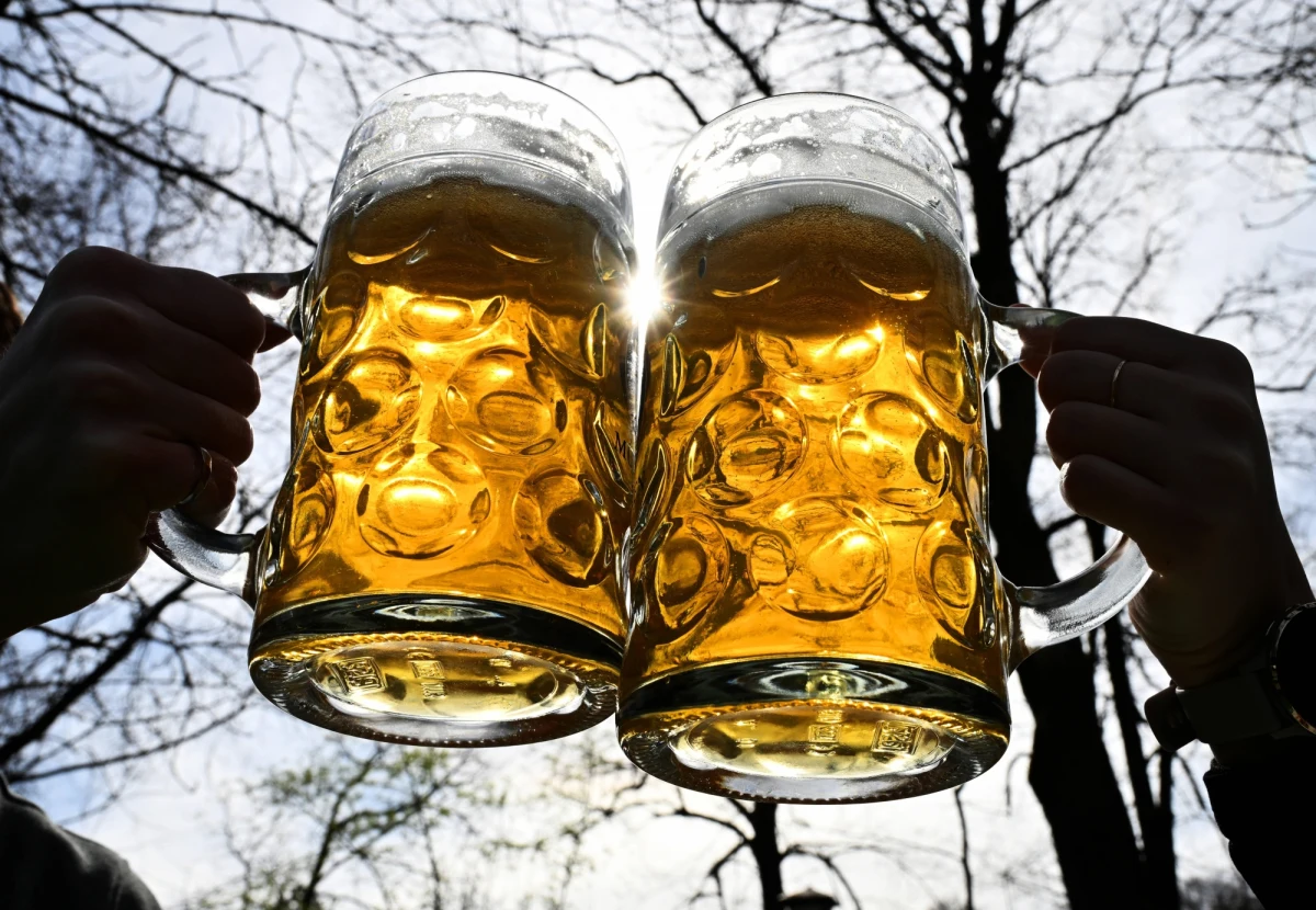 Niemiecka policja prowadzi dochodzenie w sprawie grupy 16 mężczyzn w wieku od 21 do 43 lat, którzy krzyczeli "Sieg Heil" i wykonywali hitlerowski salut w lokalu w Monachium.