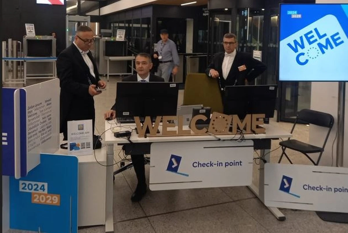 Do Parlamentu Europejskiego przybywają pierwsi nowo wybrani europosłowie. Europarlament wita ich w wyznaczonej strefie w budynku w Brukseli nazwanej "Welcome Village".