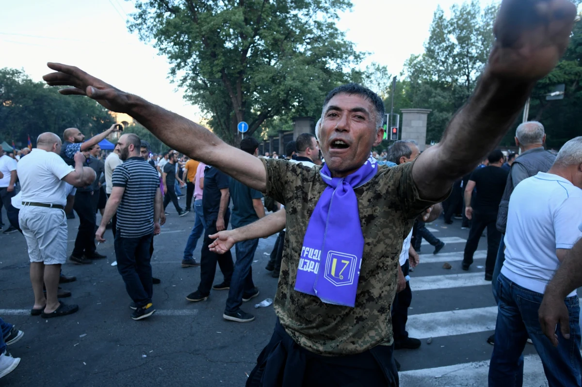 Dziesiątki osób zostały ranne podczas manifestacji antyrządowej w stolicy Armenii Erywaniu - podała agencja AFP. Co najmniej 60 osób zostało zatrzymanych. Demonstranci domagali się odejścia premiera Nikola Paszyniana, który obwiniany jest o zbyt duże ustępstwa wobec Azerbejdżanu w sporze o Górski Karabach.