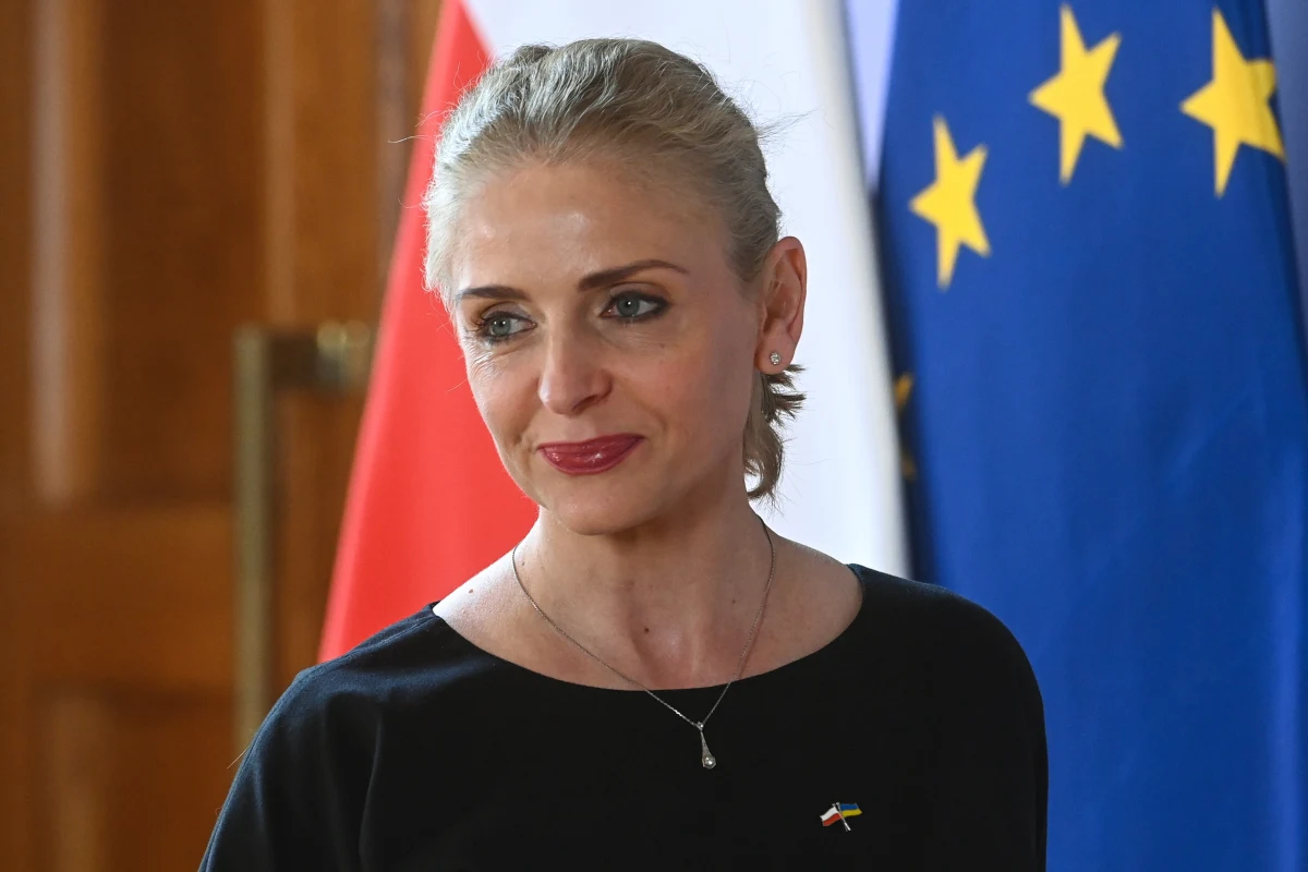 Od 1 września będzie obowiązek szkolny dla dzieci z Ukrainy, połączony z pobieraniem zasiłku 800 plus - zapowiedziała wiceministra edukacji Joanna Mucha. Z przekazanych przez nią szacunkowych danych wynika, że do polskich szkół nie posłano prawdopodobnie ok. 75 tys. ukraińskich dzieci.