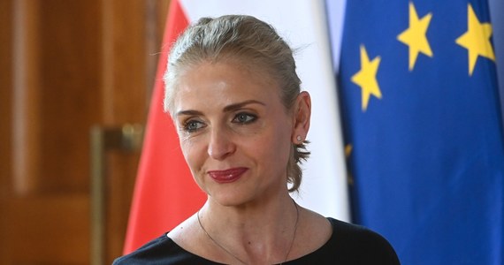 Od 1 września będzie obowiązek szkolny dla dzieci z Ukrainy, połączony z pobieraniem zasiłku 800 plus - zapowiedziała wiceministra edukacji Joanna Mucha. Z przekazanych przez nią szacunkowych danych wynika, że do polskich szkół nie posłano prawdopodobnie ok. 75 tys. ukraińskich dzieci.