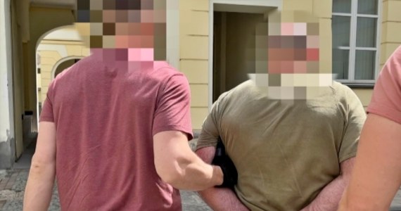 Policjanci zatrzymali po pościgu trzech Gruzinów oraz Ukraińca, którzy napadli na konwojentów przed kantorem na ul. Puławskiej w Warszawie. Ich łupem padła znaczna ilość gotówki. 