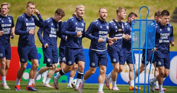 ​Duńscy piłkarze i działacze są niezadowoleni z murawy na boisku treningowym Hermann Stamm Sportfeld w Freudenstadt, która jest ich zdaniem zbyt miękka i nierówna, co może doprowadzić do kontuzji. W niedzielę w Stuttgarcie czeka ich pierwszy mecz w Euro 2024 ze Słowenią.