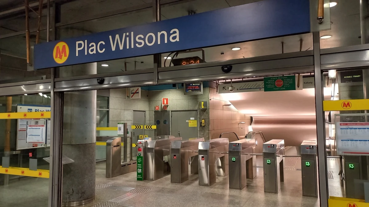 W Warszawie doszło do awarii metra, a konkretnie urządzeń sterowania ruchem pociągów na pierwszej linii. Kursują one obecnie na skróconych trasach: Kabaty-Politechnika i Młociny-Pl. Wilsona. W związku z awarią z ruchu wyłączone zostały stacje: Centrum, Świętokrzyska, Ratusz Arsenał i Dworzec Gdański. Na razie nie wiadomo, jak długo potrwają utrudnienia. O szczegółach informuje reporter RMF Maxx, Przemysław Mzyk.