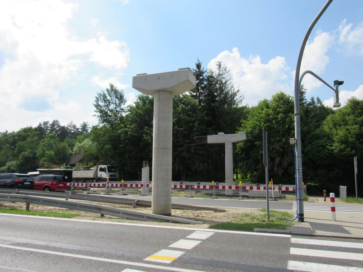 Dziś w nocy przez 2 godziny zamknięty będzie ruch na zakopiance w Głogoczowie. Na ustawionych już podporach montowana będzie konstrukcja kładki dla pieszych.