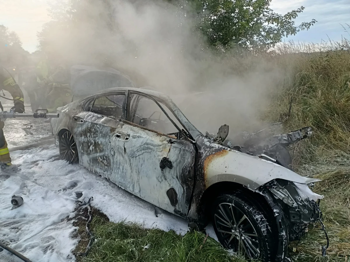 Tragiczny wypadek na drodze wojewódzkiej nr 112 w Gościnku (Zachodniopomorskie). Dwie osoby zginęły w pożarze samochodu osobowego, który zderzył się z ciężarówką. 