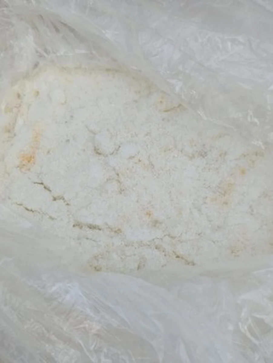 Dziwny chemiczny zapach skłonił policjantów do przeszukania posesji pod Andrychowem. Funkcjonariusze nie dali wiary 48-latkowi, który twierdził, że to woń grillowania. Mężczyzna wytwarzał w domu syntetyczny narkotyk - mefedron.       