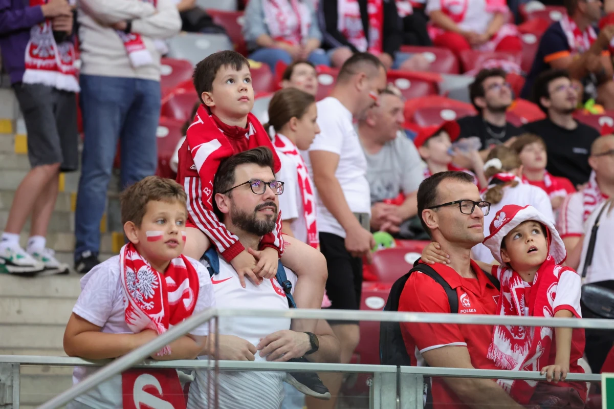 ​Porady przedwyjazdowe, numery alarmowe, strefy kibica i terminarz spotkań - m.in. takie informacje znajdą zainteresowani w przygotowanym przez Ministerstwo Spraw Zagranicznych poradniku kibica na Euro 2024. Resort dyplomacji przypomina, że na czas turnieju przywrócone zostaną kontrole graniczne, zaleca też zabranie najważniejszych dokumentów.