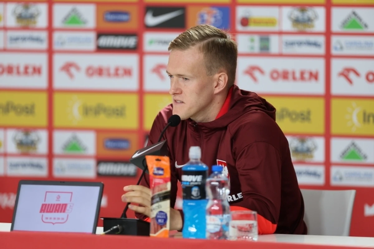 "Dwie kolejne doby będą kluczowe, jeśli chodzi o mój występ w meczu z Holandią" - mówił na konferencji prasowej w Hanowerze Karol Świderski. Napastnik reprezentacji Polski leczy uraz stawu skokowego, którego nabawił się podczas towarzyskiego meczu z Turcją.
