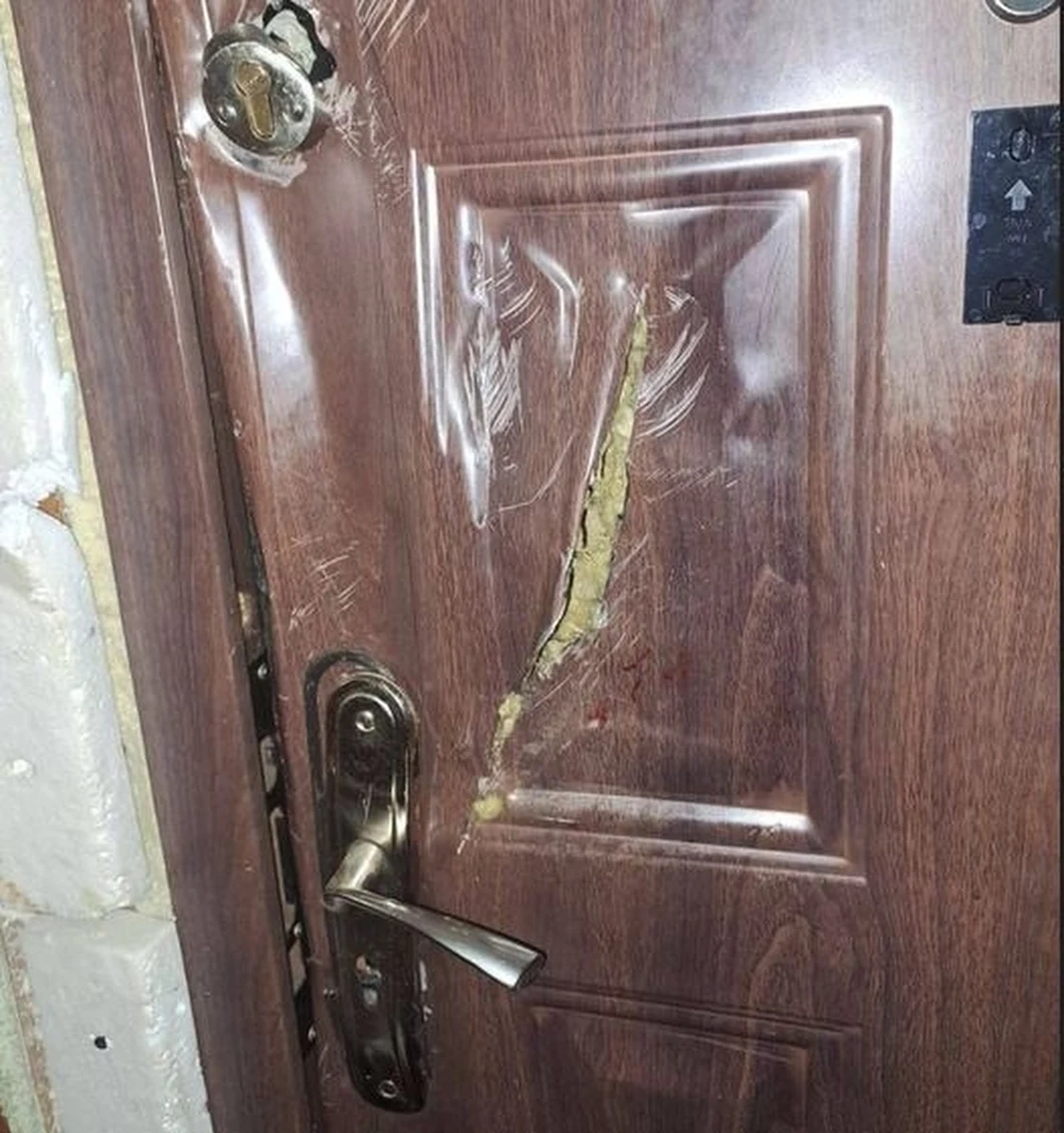 Za zniszczenie mienia odpowie 78-latek, który uderzył siekierą w drzwi mieszkania w Gdańsku. Mężczyzna nie potrafił logicznie wytłumaczyć powodów swojego działania. Utrzymywał, że chciał dostać się do środka, by tam zamieszkać.        