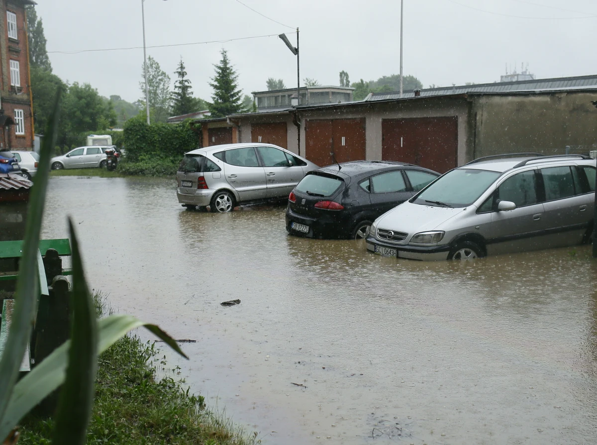 Prawie 80 milionów złotych - na taką sumę oszacowane są na razie straty po ulewach i podtopieniach w całym powiecie bielskim. To właśnie tam w zeszłym tygodniu nawałnice były najsilniejsze. O szczegółach informuje reporter RMF FM, Marcin Buczek. 