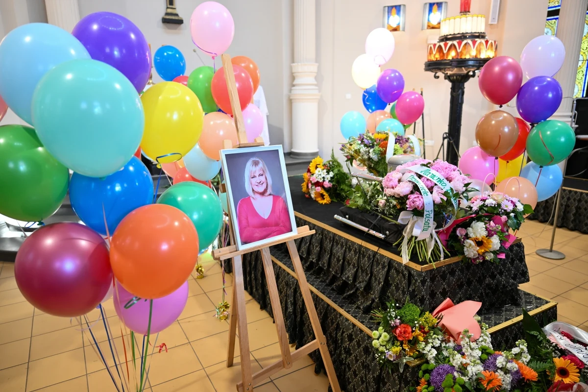 Kolorowe balony i piosenka o miłości w tle żałobnej uroczystości. Tak żegnano Marzenę Kipiel-Sztukę, aktorkę znaną z roli Halinki w serialu "Świat według Kiepskich". 