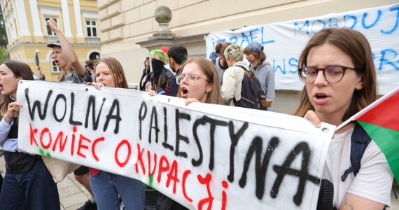 32 studentom zostało wystawione wezwanie dotyczące naruszenia miru domowego, a wobec 13 osób zostaną sporządzone wnioski do sądu o ukaranie w związku z zakłócaniem spokoju i porządku - poinformowała Komenda Stołeczna Policji. To pokłosie wczorajszego protestu młodych ludzi w obronie Palestyny.