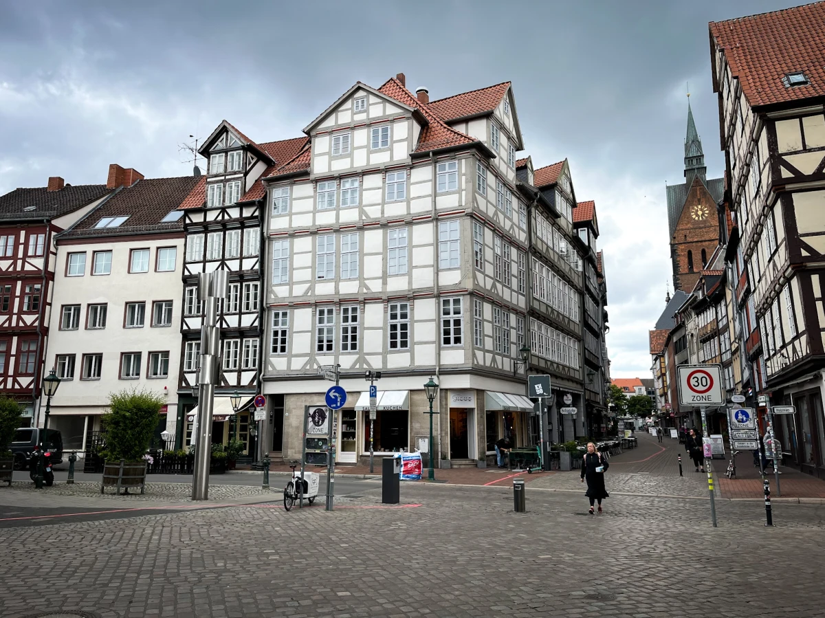 Hanower, czyli baza naszej piłkarskiej kadry. O tym wyborze sztabu kadry zdecydowały względy logistyczne, komfortowy hotel i dobra baza treningowa. A dlaczego kibice powinni zdecydować się na odwiedzenie tego miasta? Na spacer po nim wybrał się nasz wysłannik na Euro 2024 Patryk Serwański.