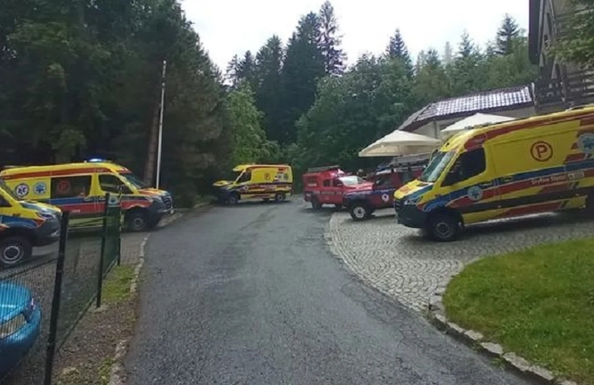 13 osób, w tym 7 dzieci, zostało rażonych piorunem na przełęczy Łącznik. Trafiły one do szpitali. W grupie, w pobliżu której uderzył piorun, były 24 osoby. Do zdarzenia doszło w czwartek w Górach Izerskich, które są pasmem górskim w Sudetach.