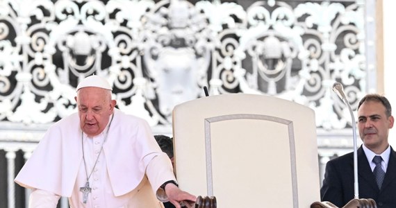 Papież Franciszek stwierdził, że ci, którzy prowadzą wojny i uważają się za możnych, są „nędzarzami w oczach Boga”, a zła polityka rodzi nowych biednych. To słowa z ogłoszonego dziś papieskiego orędzia na VIII Światowy Dzień Ubogich, który będzie obchodzony 17 listopada.