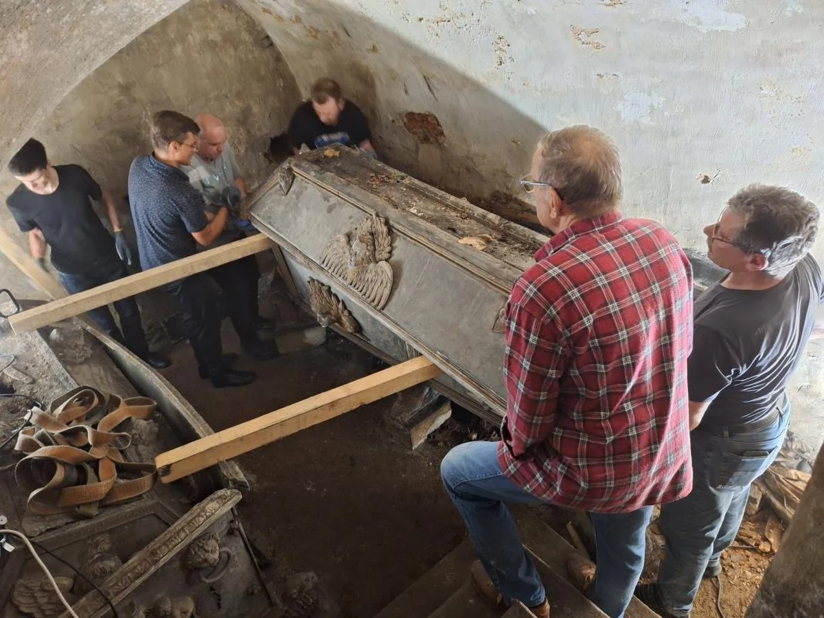 W Bazylice Katedralnej w Tarnowie w woj. małopolskim otwarto sarkofagi dawnych właścicieli miasta: księcia Janusza Ostrogskiego i jego żony – nie pierwszej jak dotąd sądzili badacze, a trzeciej - Teofilii Tarło. To sensacyjne odkrycie. Księżna została pochowana w pięknej XVII-wiecznej sukni. W miejscu pochówku księcia znaleziono złoty pierścień.    