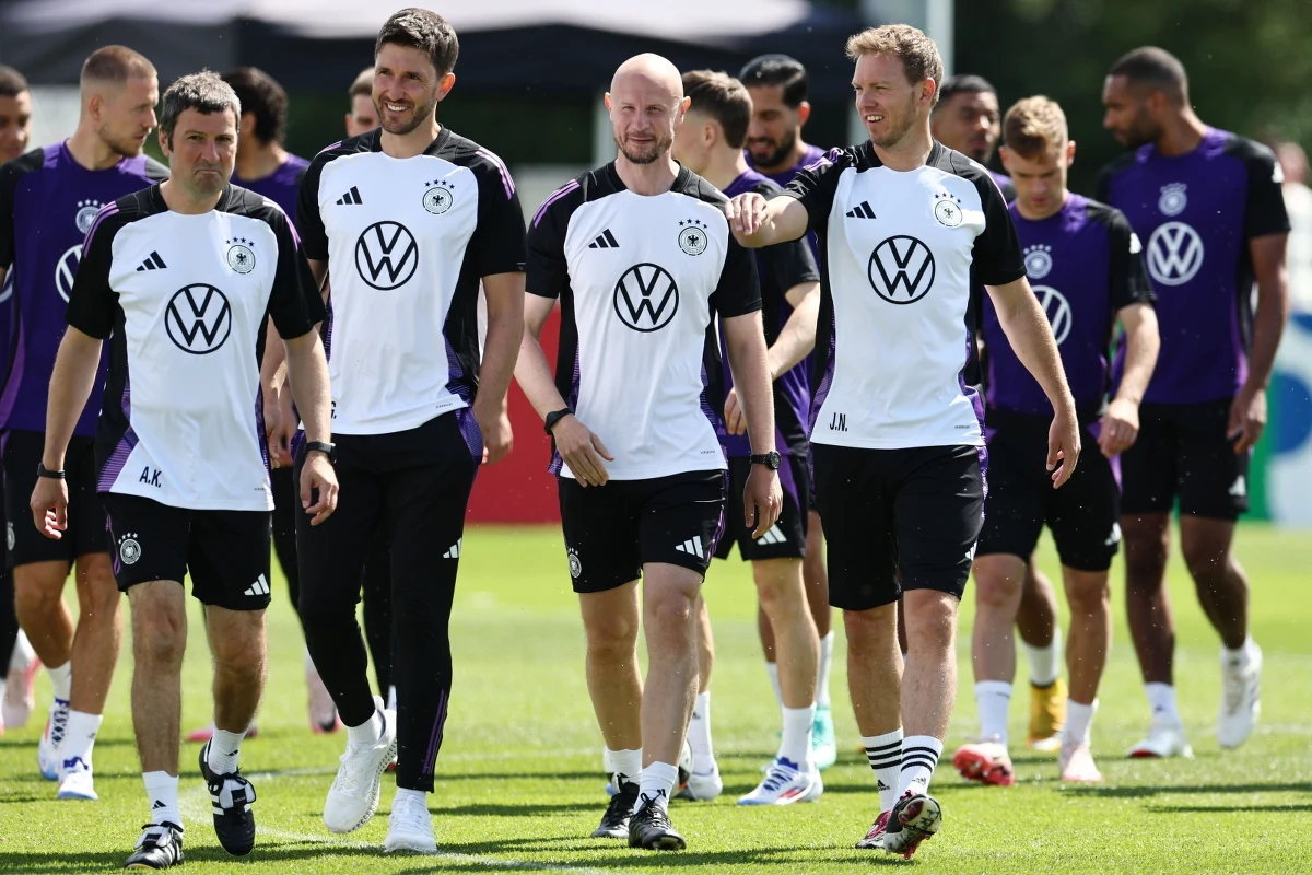 "Chciałbym, żebyśmy - jako kraj - byli zjednoczeni wokół niemieckiej drużyny i pchali ją do przodu. To bardzo ważne. Musimy wykorzystać status gospodarza" - powiedział selekcjoner reprezentacji Niemiec Julian Nagelsmann przed piątkowym meczem ze Szkocją na otwarcie Euro 2024. "Niemcy to dobry zespół, ale mam nadzieję, że pokażemy, że my też takim jesteśmy" - stwierdził trener Szkotów Steve Clarke.